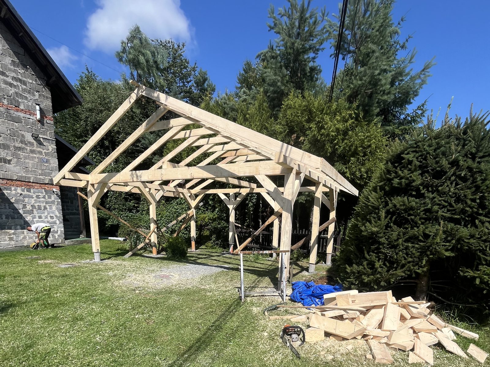 Budowa drewnianej wiaty — konstrukcja dachu, realizacja TOTALBUD